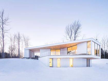 A Beautiful and Luminous Home Perched on the Snowy Terrain in Mansonville, Canada by MU Architecture (16)