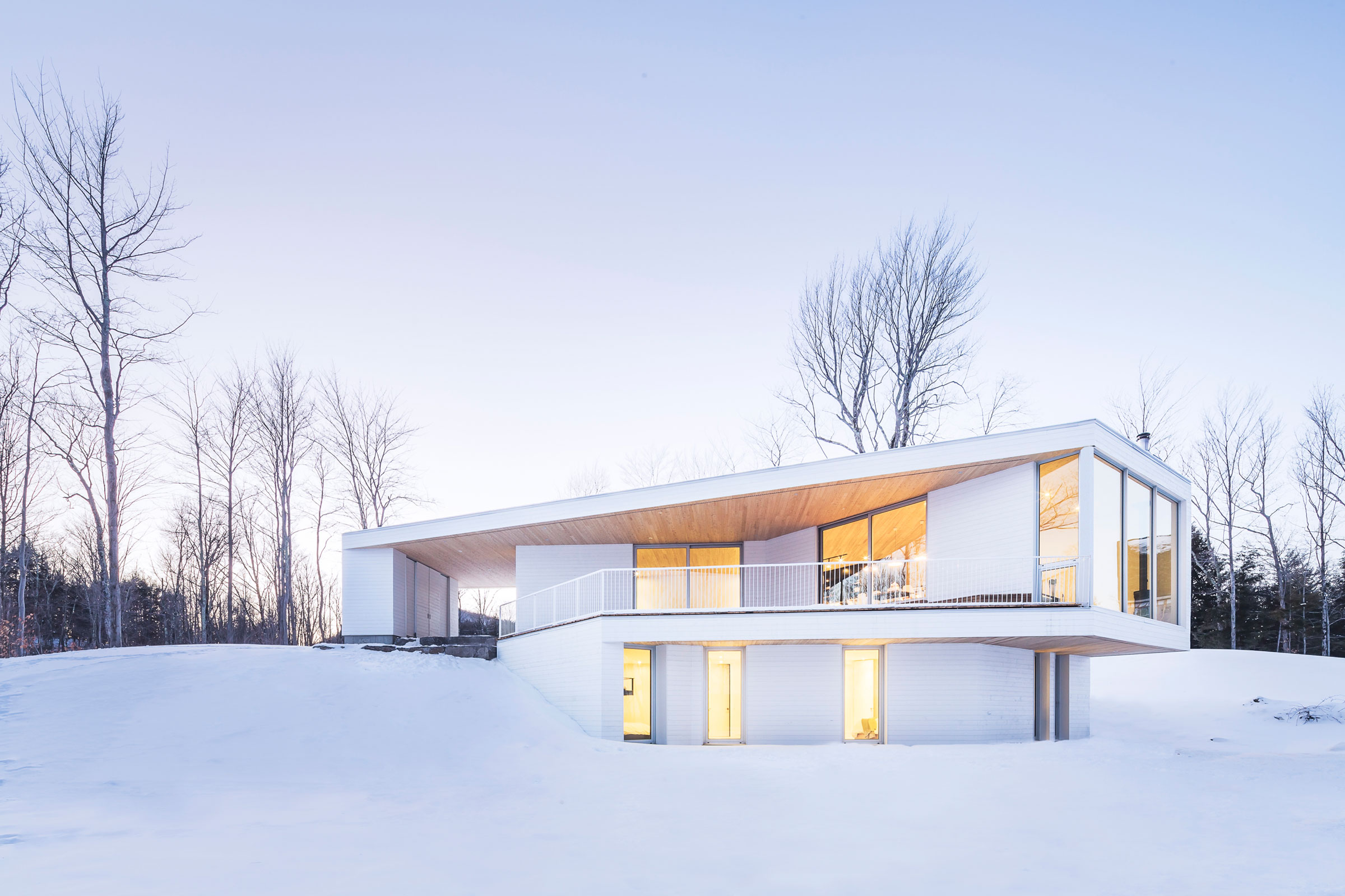 A Beautiful and Luminous Home Perched on the Snowy Terrain in Mansonville, Canada by MU Architecture (16)