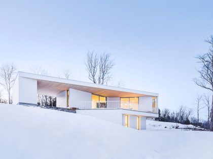 A Beautiful and Luminous Home Perched on the Snowy Terrain in Mansonville, Canada by MU Architecture (17)