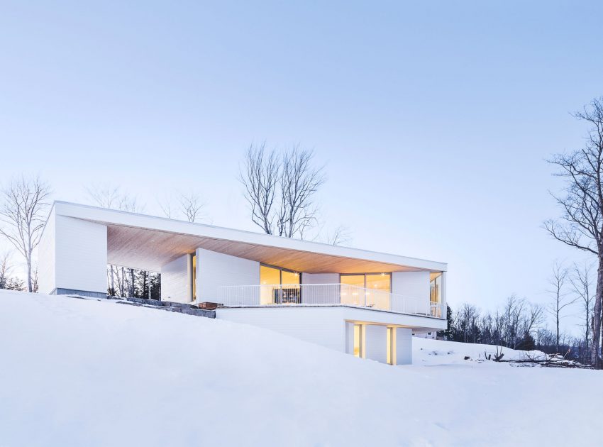 A Beautiful and Luminous Home Perched on the Snowy Terrain in Mansonville, Canada by MU Architecture (17)