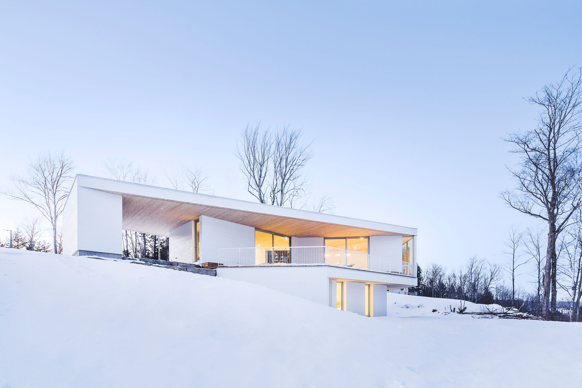A Beautiful and Luminous Home Perched on the Snowy Terrain in Mansonville, Canada by MU Architecture (17)