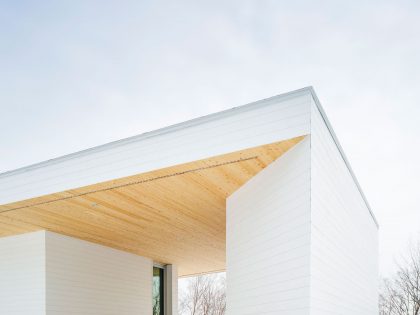 A Beautiful and Luminous Home Perched on the Snowy Terrain in Mansonville, Canada by MU Architecture (2)