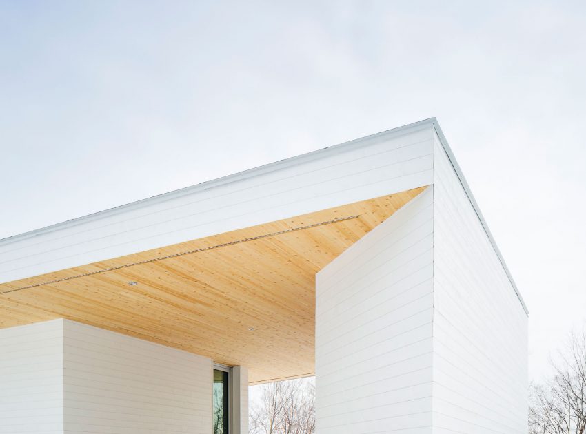 A Beautiful and Luminous Home Perched on the Snowy Terrain in Mansonville, Canada by MU Architecture (2)