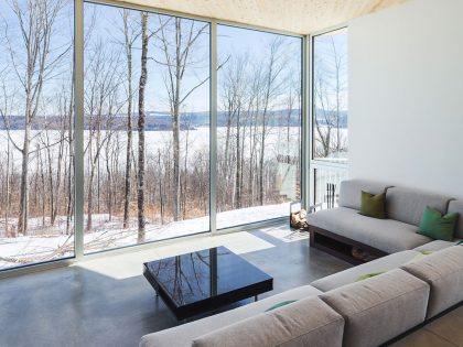 A Beautiful and Luminous Home Perched on the Snowy Terrain in Mansonville, Canada by MU Architecture (3)