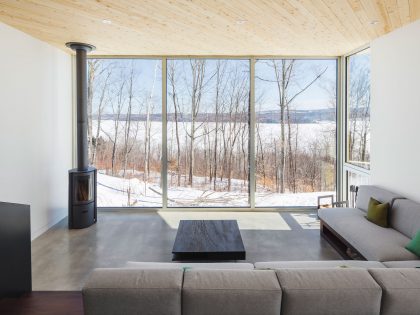 A Beautiful and Luminous Home Perched on the Snowy Terrain in Mansonville, Canada by MU Architecture (4)