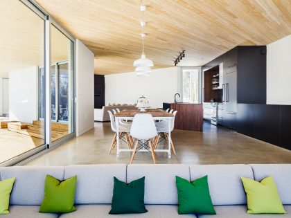 A Beautiful and Luminous Home Perched on the Snowy Terrain in Mansonville, Canada by MU Architecture (6)