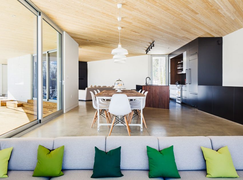 A Beautiful and Luminous Home Perched on the Snowy Terrain in Mansonville, Canada by MU Architecture (6)
