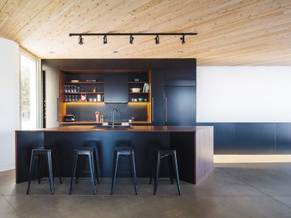 A Beautiful and Luminous Home Perched on the Snowy Terrain in Mansonville, Canada by MU Architecture (7)