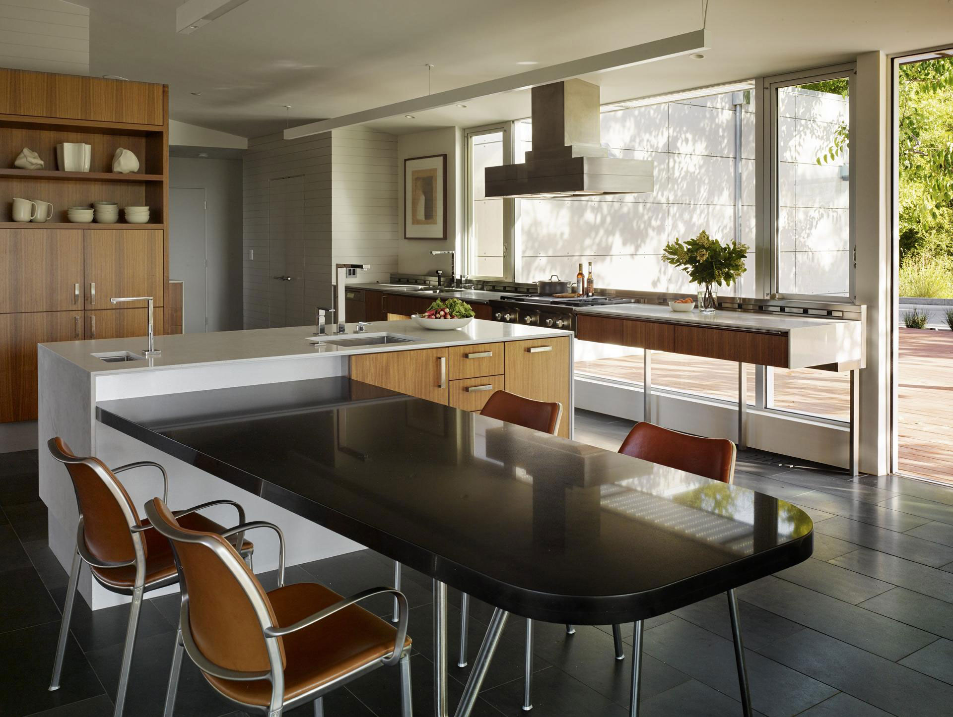 A Bright Contemporary Home Perched Above the Silicon Valley in Los Gatos by Schwartz and Architecture (11)