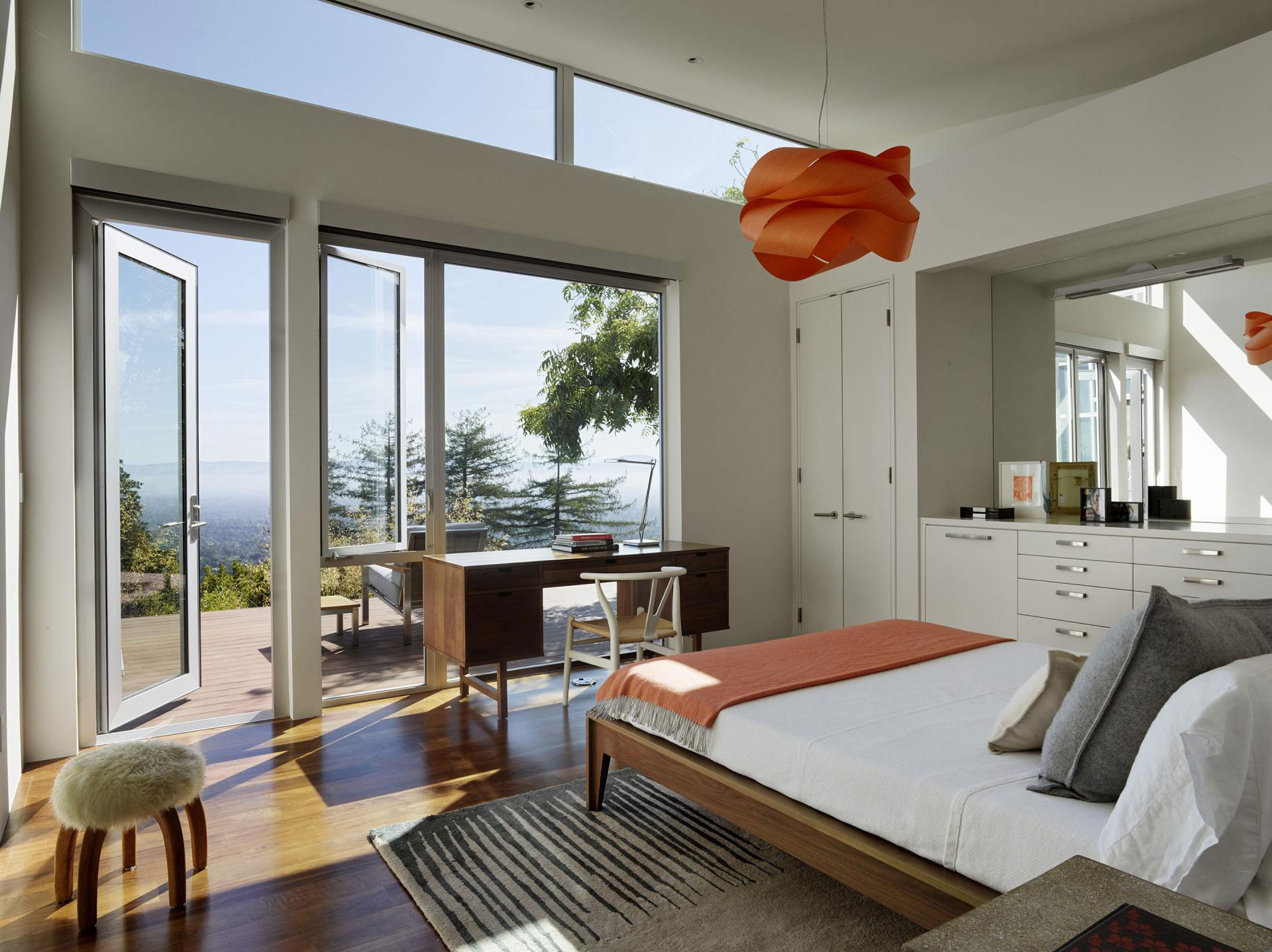 A Bright Contemporary Home Perched Above the Silicon Valley in Los Gatos by Schwartz and Architecture (18)