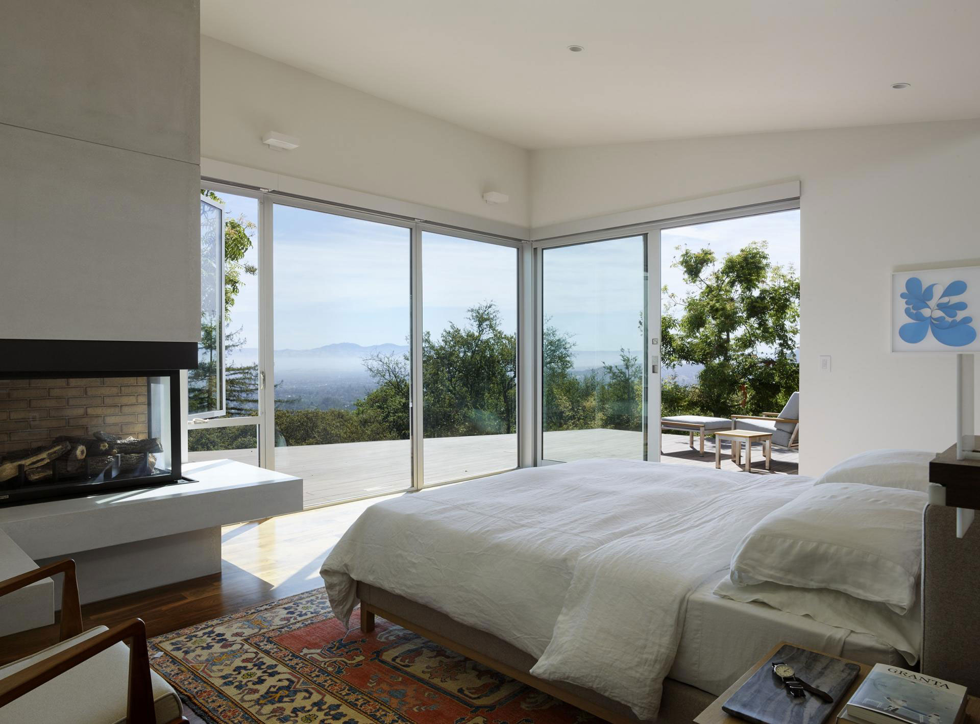 A Bright Contemporary Home Perched Above the Silicon Valley in Los Gatos by Schwartz and Architecture (19)