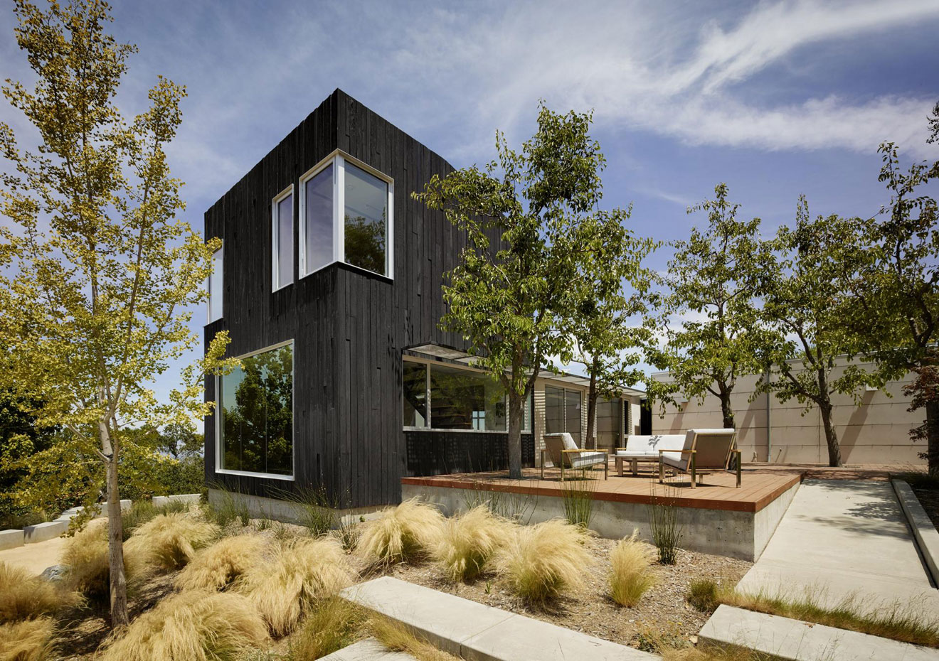 A Bright Contemporary Home Perched Above the Silicon Valley in Los Gatos by Schwartz and Architecture (2)