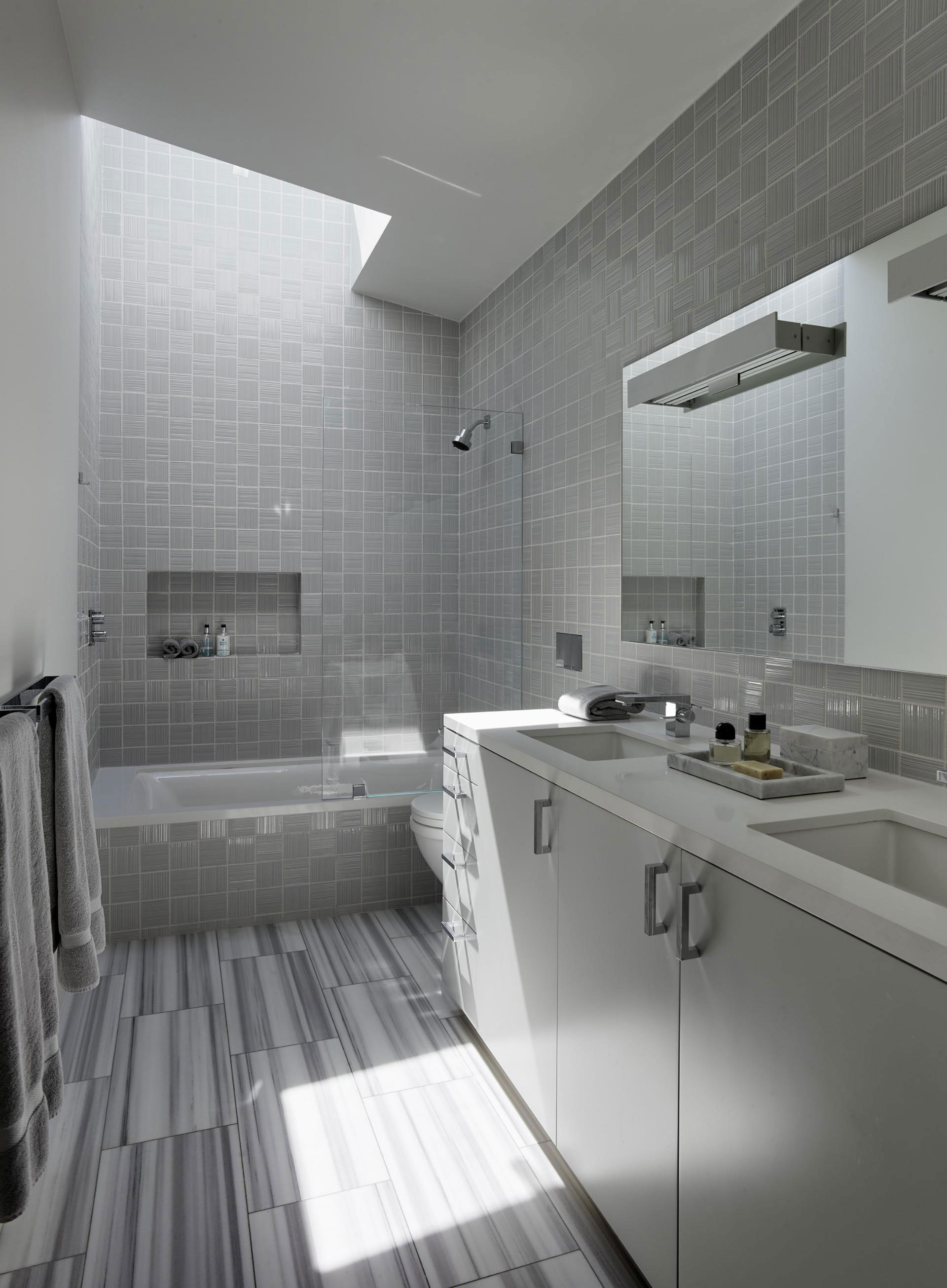 A Bright Contemporary Home Perched Above the Silicon Valley in Los Gatos by Schwartz and Architecture (21)