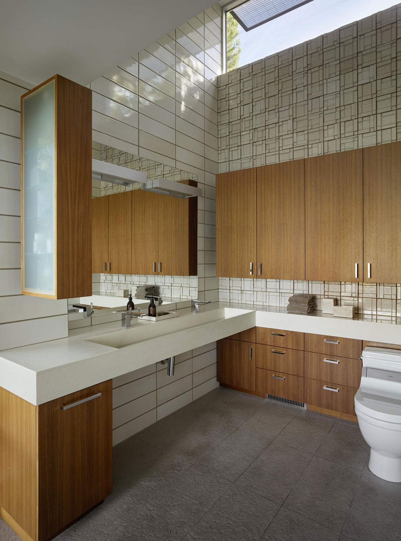 A Bright Contemporary Home Perched Above the Silicon Valley in Los Gatos by Schwartz and Architecture (22)