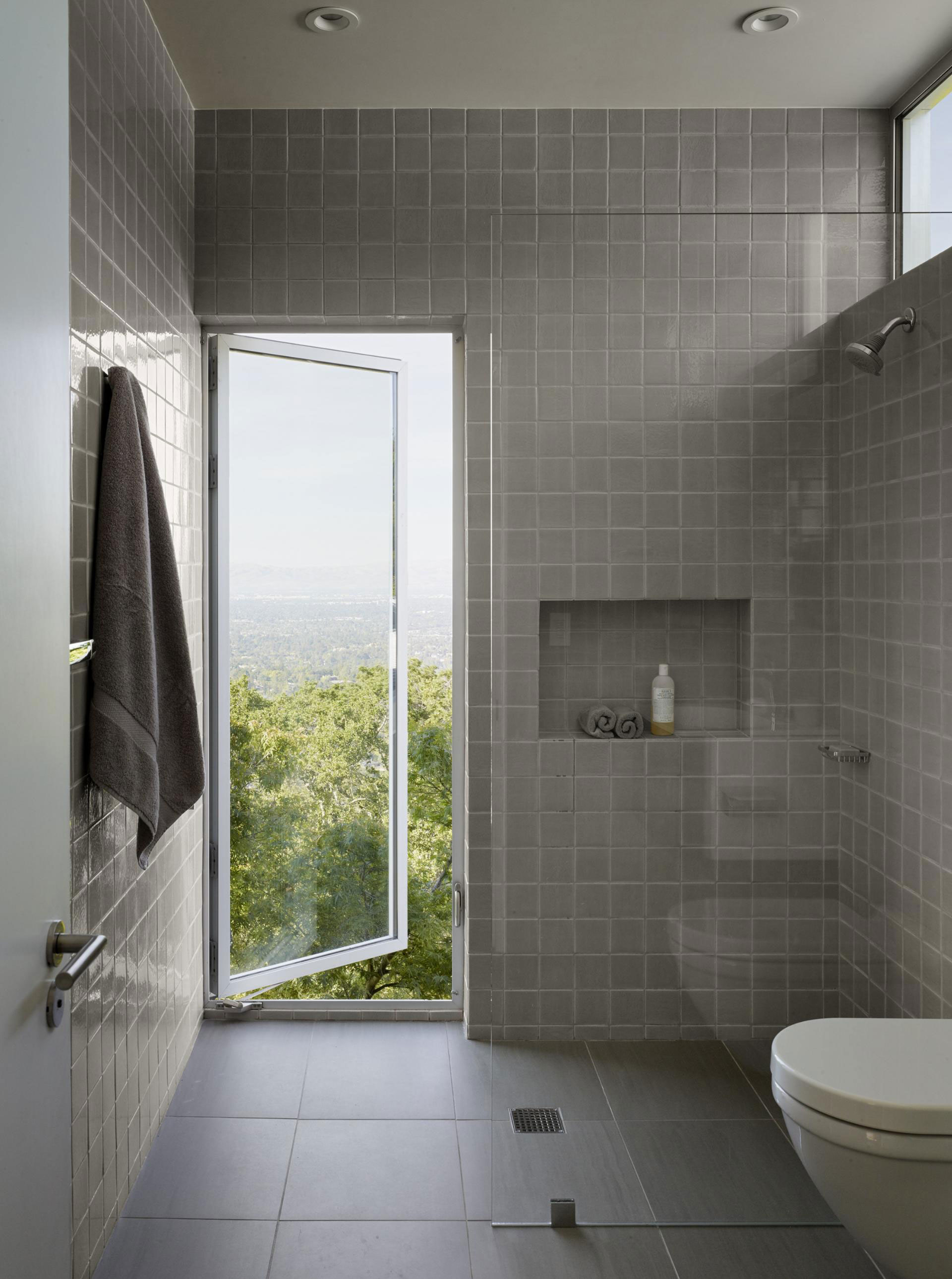 A Bright Contemporary Home Perched Above the Silicon Valley in Los Gatos by Schwartz and Architecture (25)