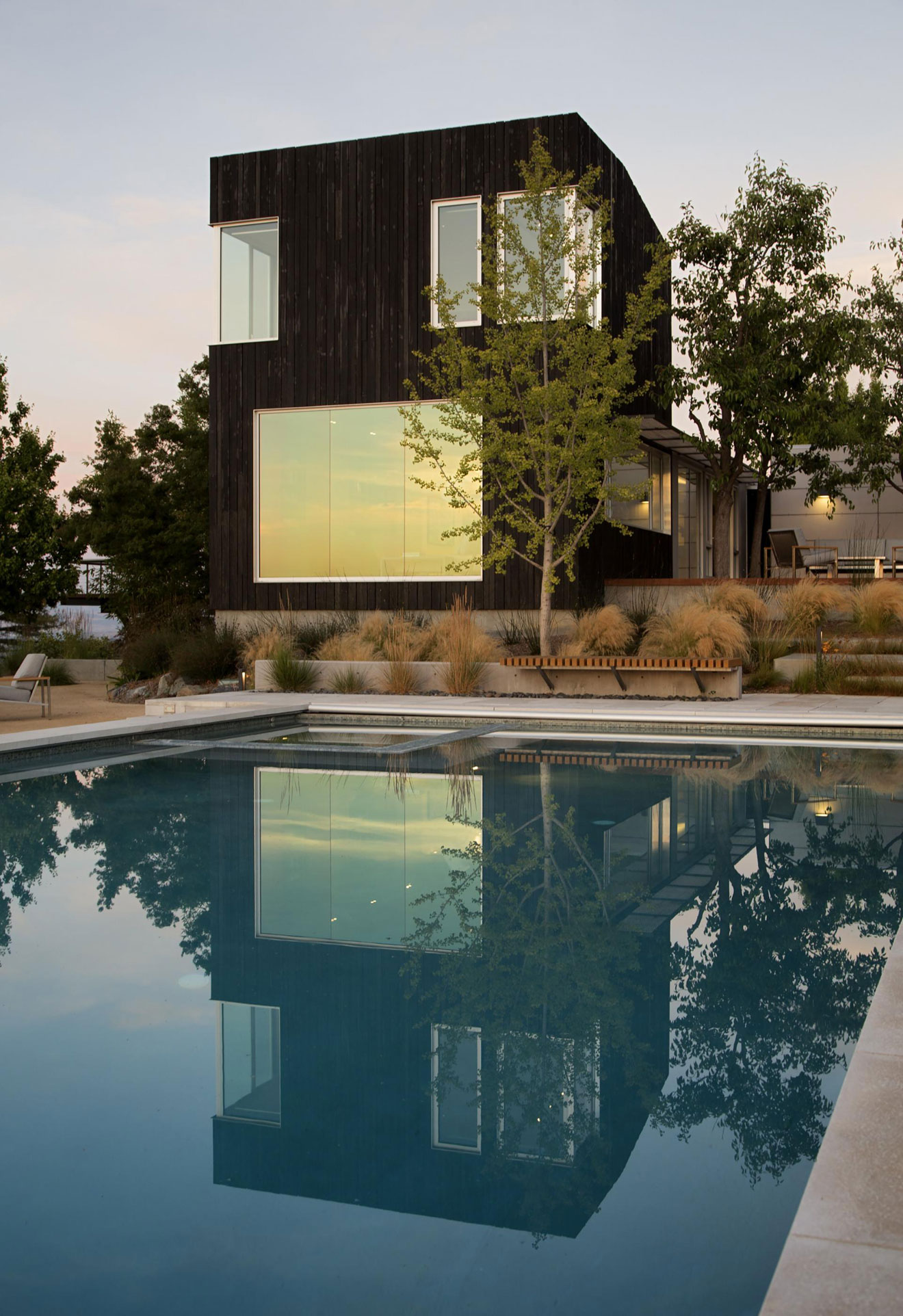 A Bright Contemporary Home Perched Above the Silicon Valley in Los Gatos by Schwartz and Architecture (29)