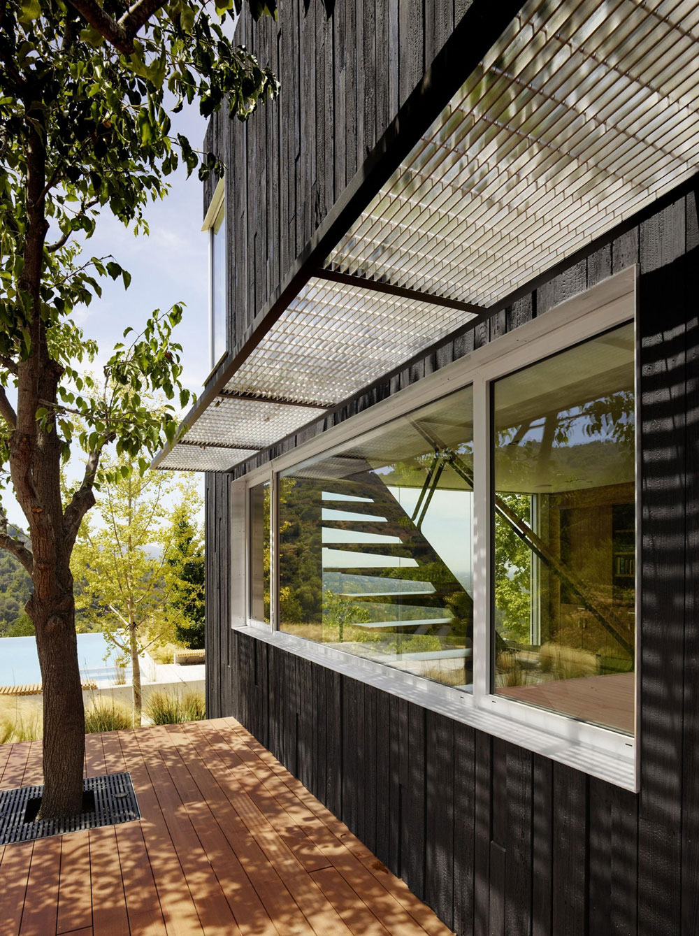 A Bright Contemporary Home Perched Above the Silicon Valley in Los Gatos by Schwartz and Architecture (6)