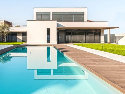 A Bright Contemporary House with Pool and Focus on Natural Light in Brescia