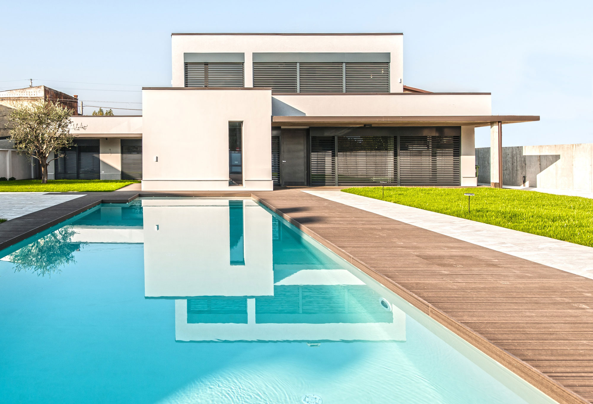 A Bright Contemporary House with Pool and Focus on Natural Light in Brescia by bp Laboratorio di Arch (1)