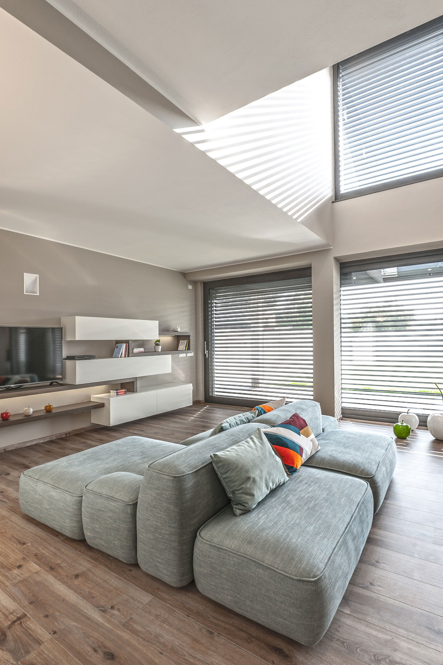 A Bright Contemporary House with Pool and Focus on Natural Light in Brescia by bp Laboratorio di Arch (13)