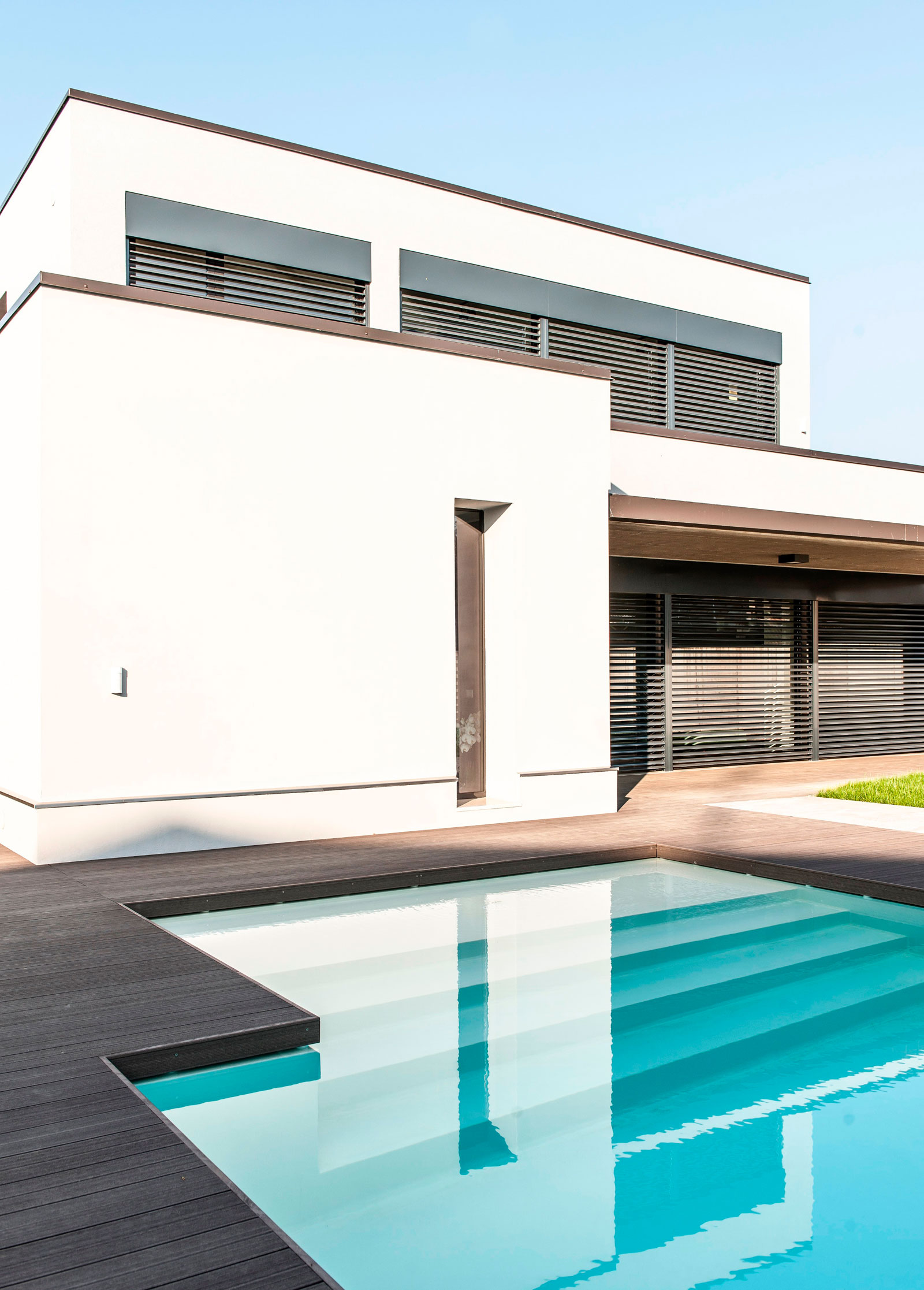 A Bright Contemporary House with Pool and Focus on Natural Light in Brescia by bp Laboratorio di Arch (2)