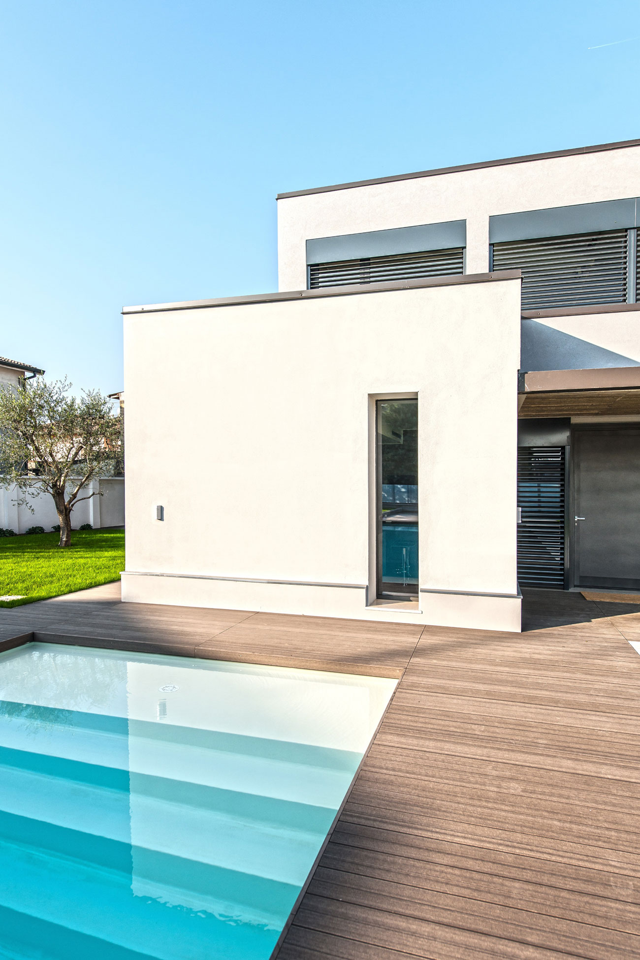 A Bright Contemporary House with Pool and Focus on Natural Light in Brescia by bp Laboratorio di Arch (3)