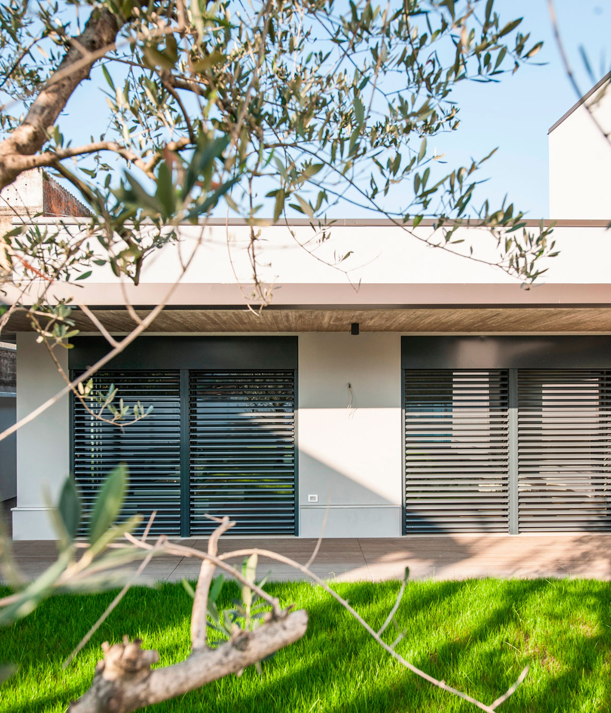 A Bright Contemporary House with Pool and Focus on Natural Light in Brescia by bp Laboratorio di Arch (4)