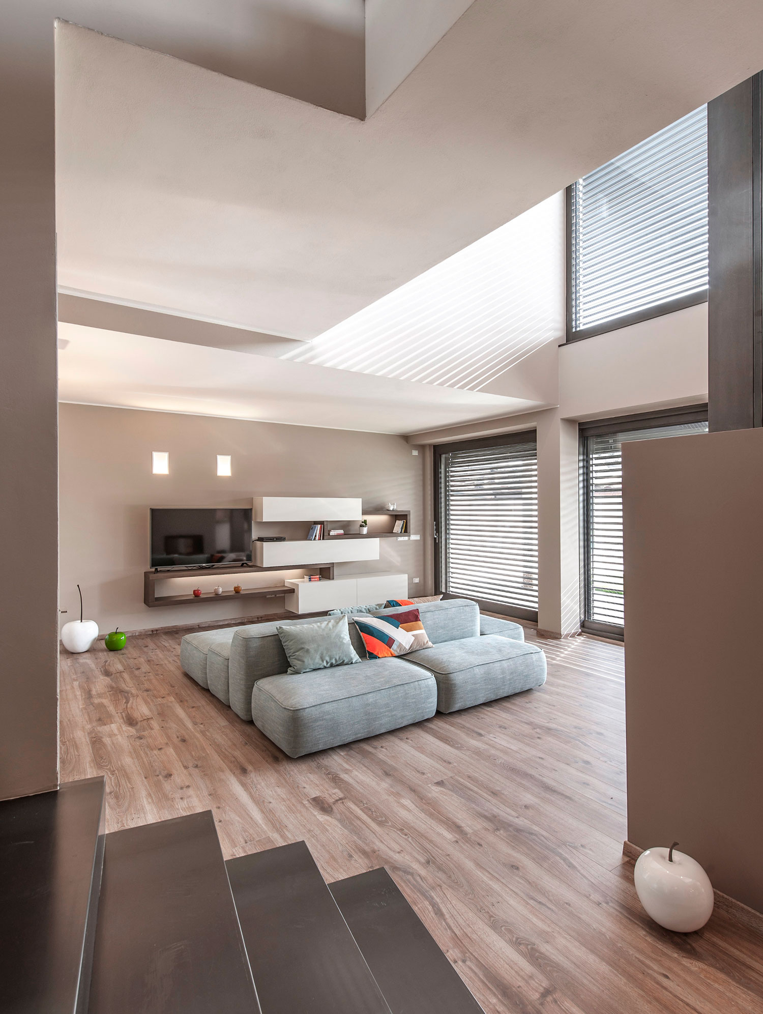 A Bright Contemporary House with Pool and Focus on Natural Light in Brescia by bp Laboratorio di Arch (7)