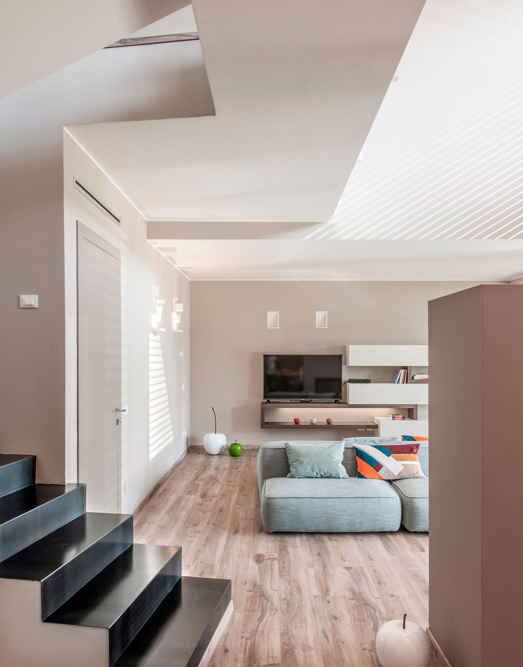 A Bright Contemporary House with Pool and Focus on Natural Light in Brescia by bp Laboratorio di Arch (8)