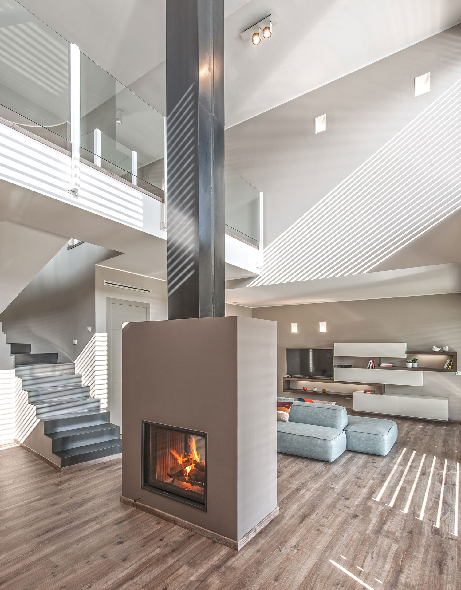 A Bright Contemporary House with Pool and Focus on Natural Light in Brescia by bp Laboratorio di Arch (9)