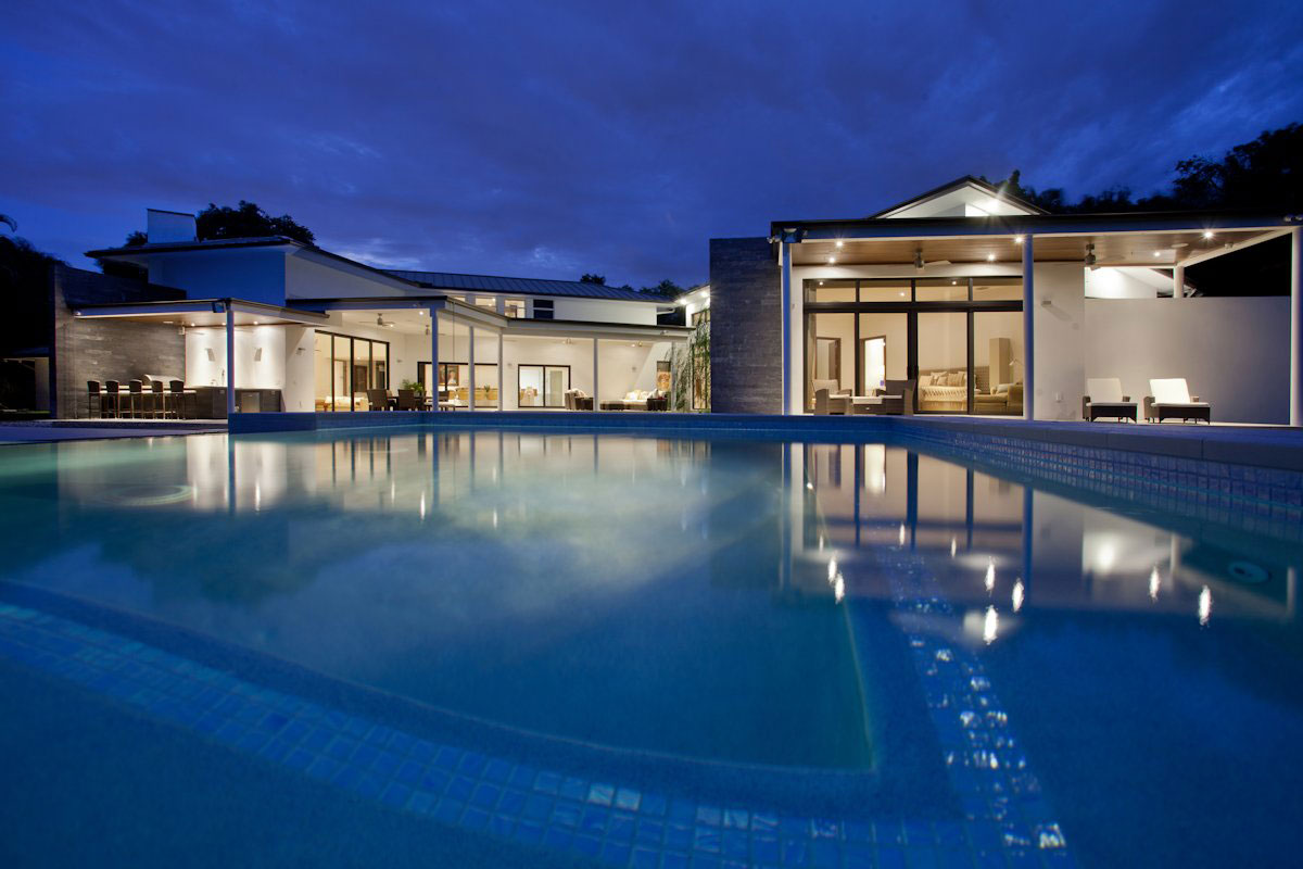 A Bright and Airy Modern Home with Overflowing Pool in Florida by SDH Studio (1)