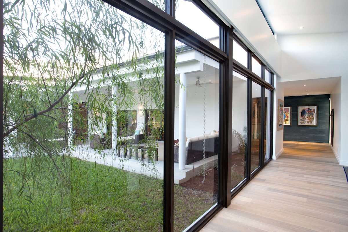 A Bright and Airy Modern Home with Overflowing Pool in Florida by SDH Studio (10)