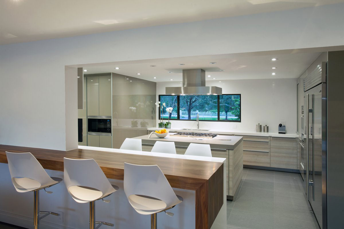 A Bright and Airy Modern Home with Overflowing Pool in Florida by SDH Studio (11)