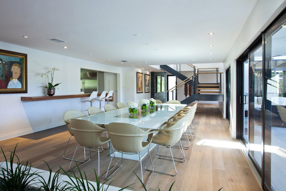 A Bright and Airy Modern Home with Overflowing Pool in Florida by SDH Studio (14)