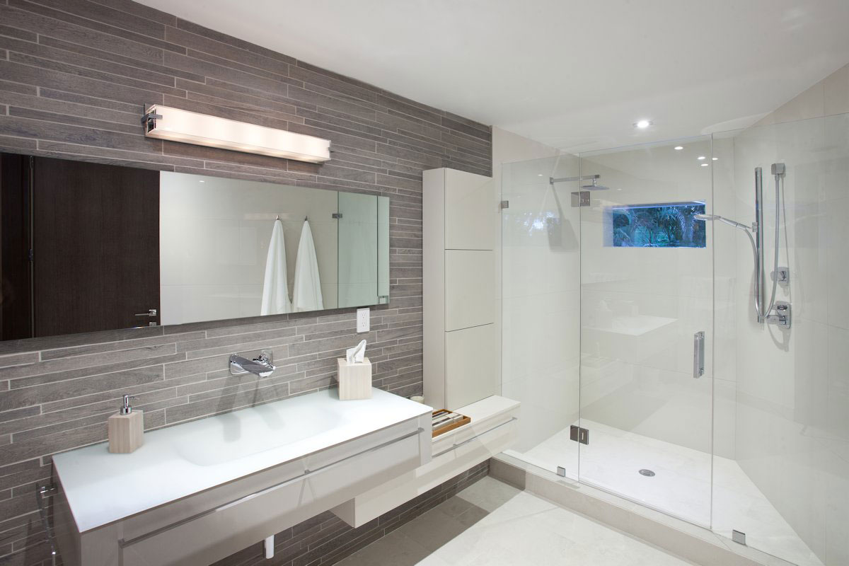 A Bright and Airy Modern Home with Overflowing Pool in Florida by SDH Studio (20)