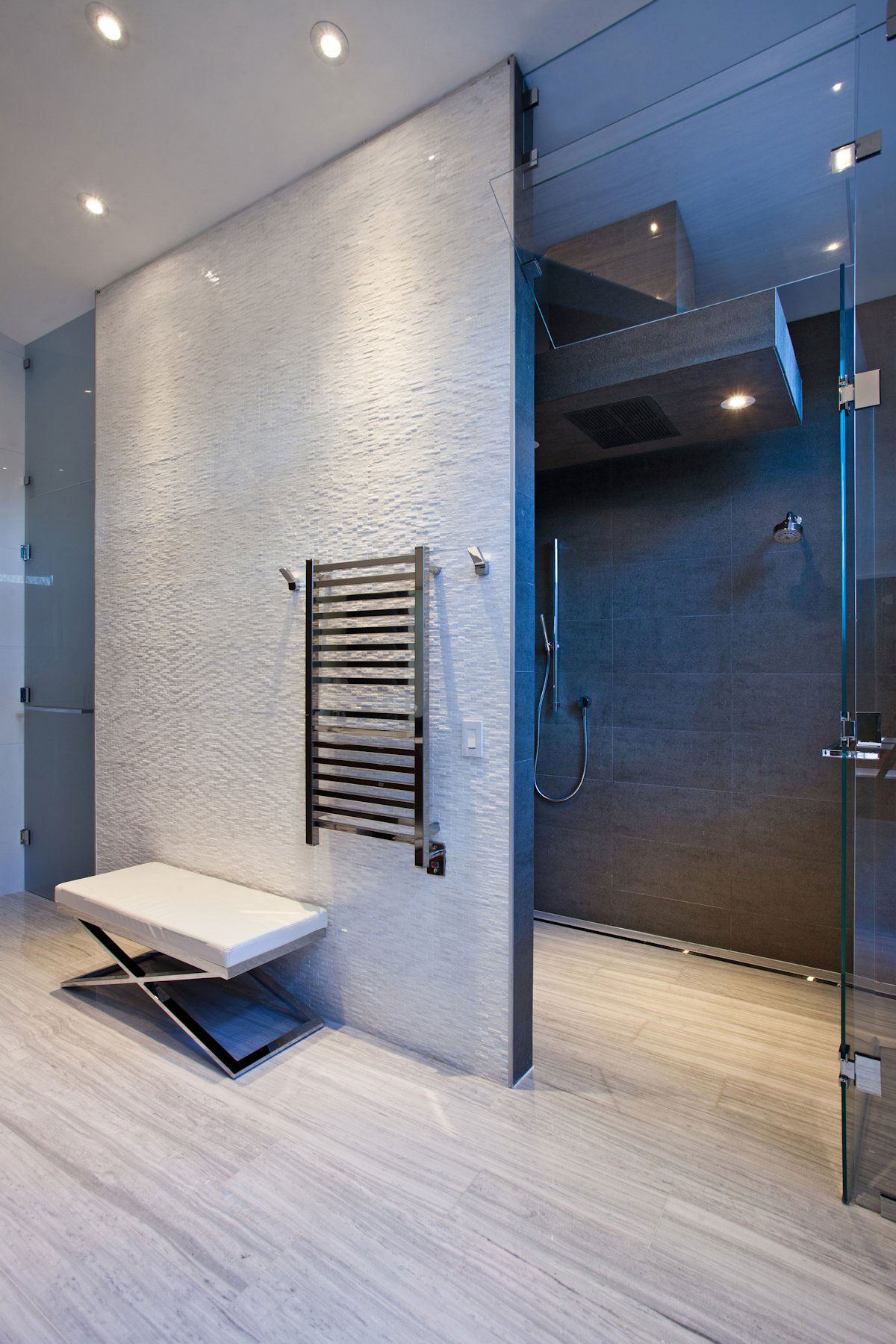 A Bright and Airy Modern Home with Overflowing Pool in Florida by SDH Studio (22)