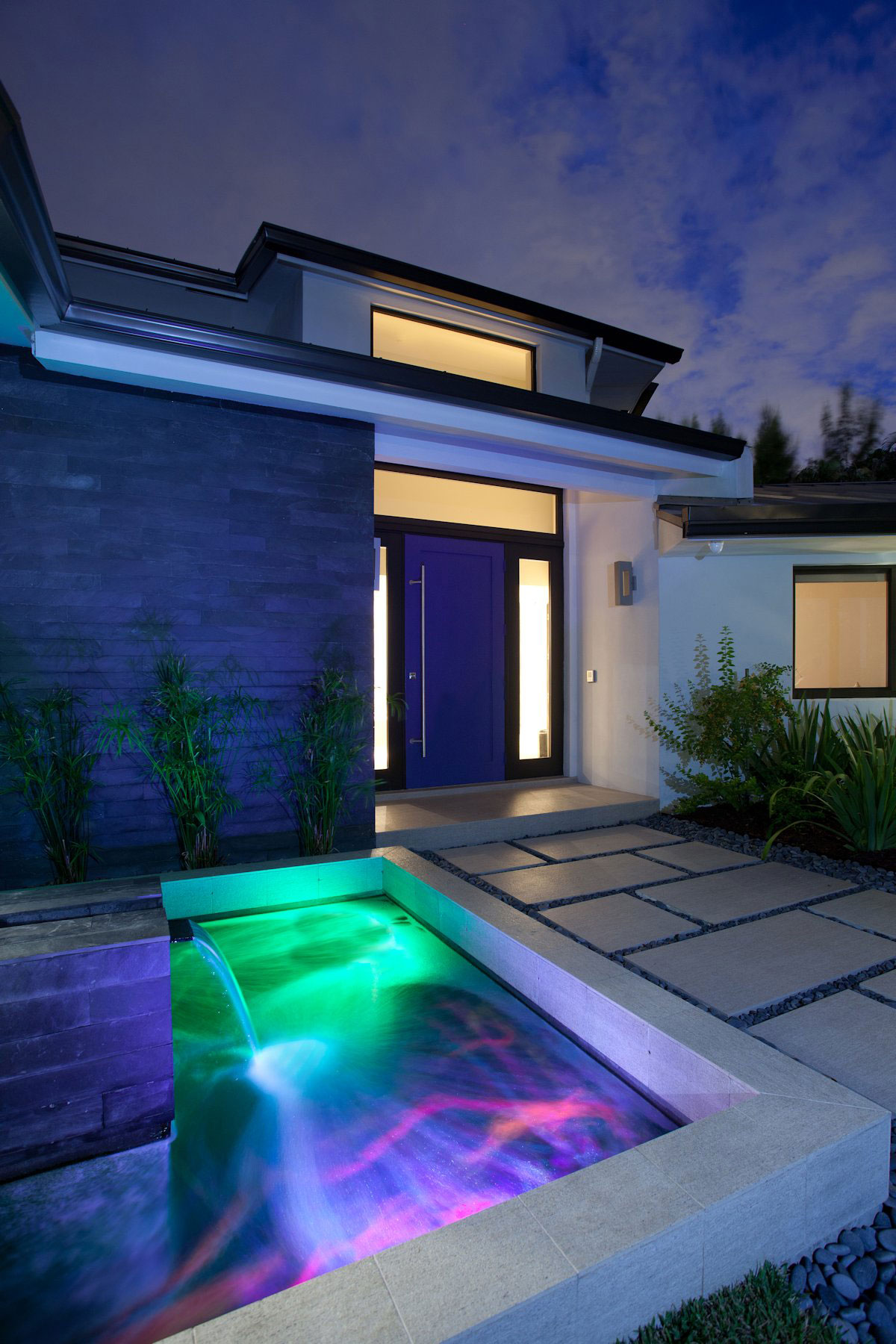 A Bright and Airy Modern Home with Overflowing Pool in Florida by SDH Studio (4)