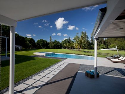 A Bright and Airy Modern Home with Overflowing Pool in Florida by SDH Studio (5)