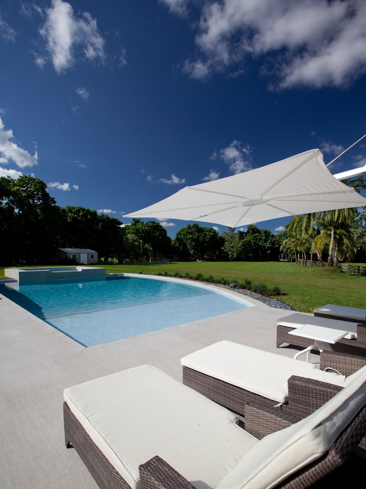 A Bright and Airy Modern Home with Overflowing Pool in Florida by SDH Studio (7)