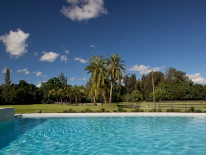 A Bright and Airy Modern Home with Overflowing Pool in Florida by SDH Studio (8)