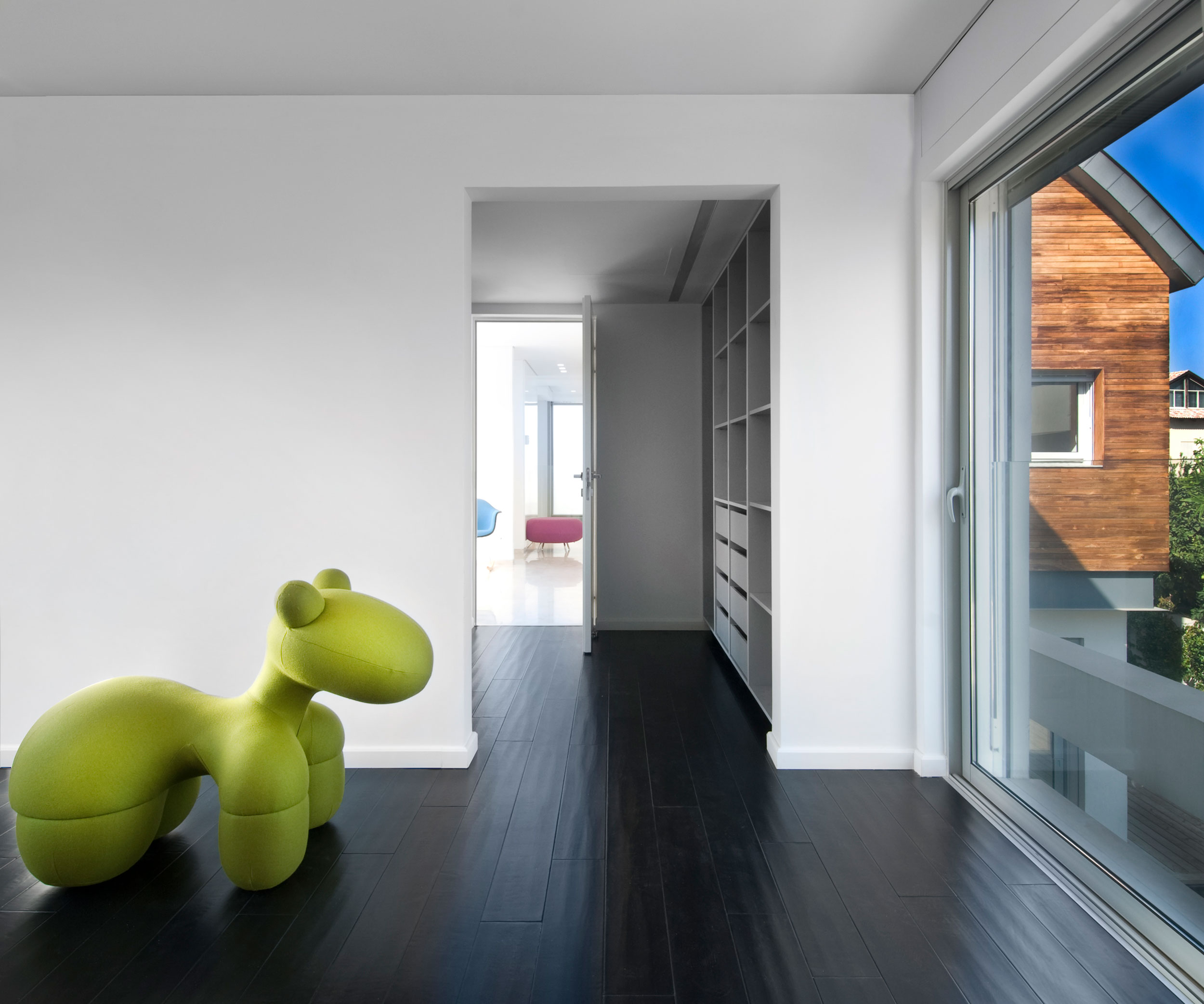 A Bright and Cozy Contemporary Family Home in Ramat HaSharon, Israel by Blumenfeld Moore Architects (10)