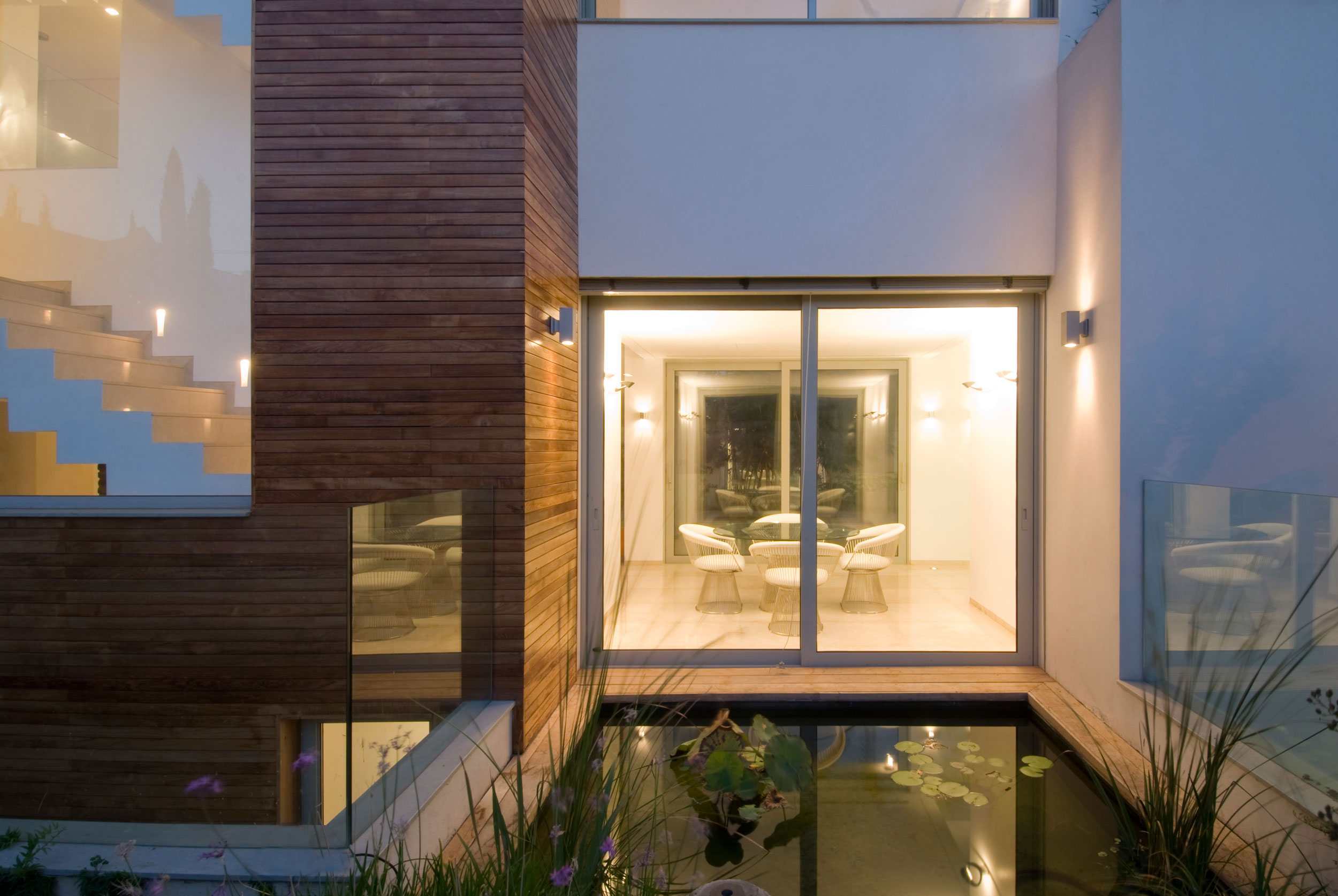 A Bright and Cozy Contemporary Family Home in Ramat HaSharon, Israel by Blumenfeld Moore Architects (18)