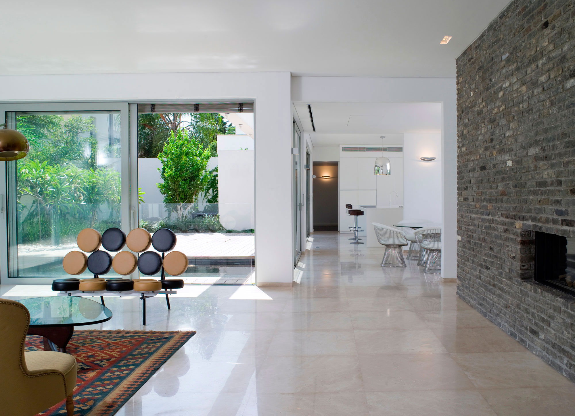 A Bright and Cozy Contemporary Family Home in Ramat HaSharon, Israel by Blumenfeld Moore Architects (2)
