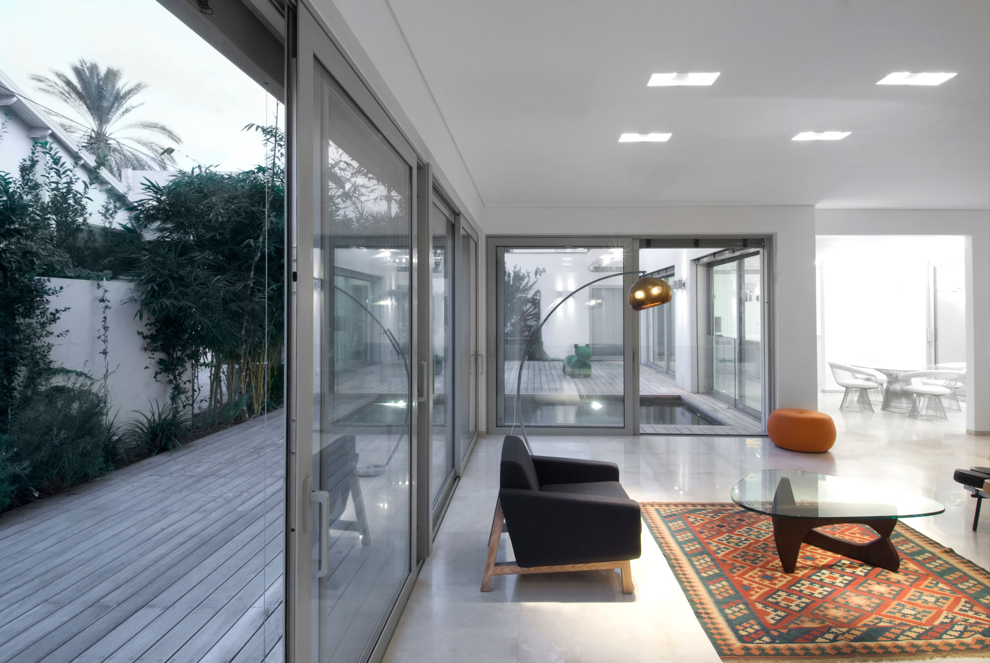 A Bright and Cozy Contemporary Family Home in Ramat HaSharon, Israel by Blumenfeld Moore Architects (3)