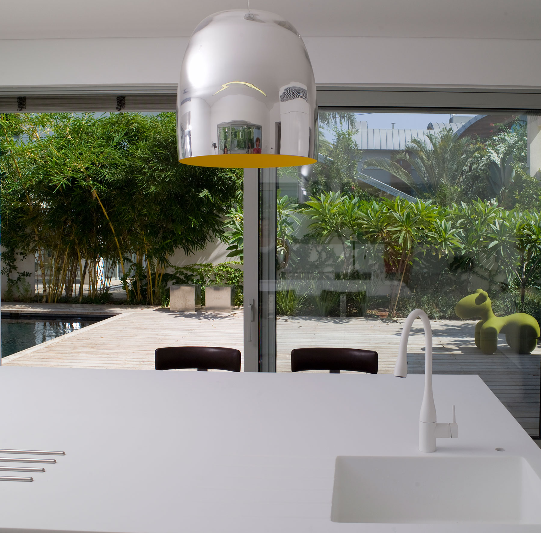 A Bright and Cozy Contemporary Family Home in Ramat HaSharon, Israel by Blumenfeld Moore Architects (5)