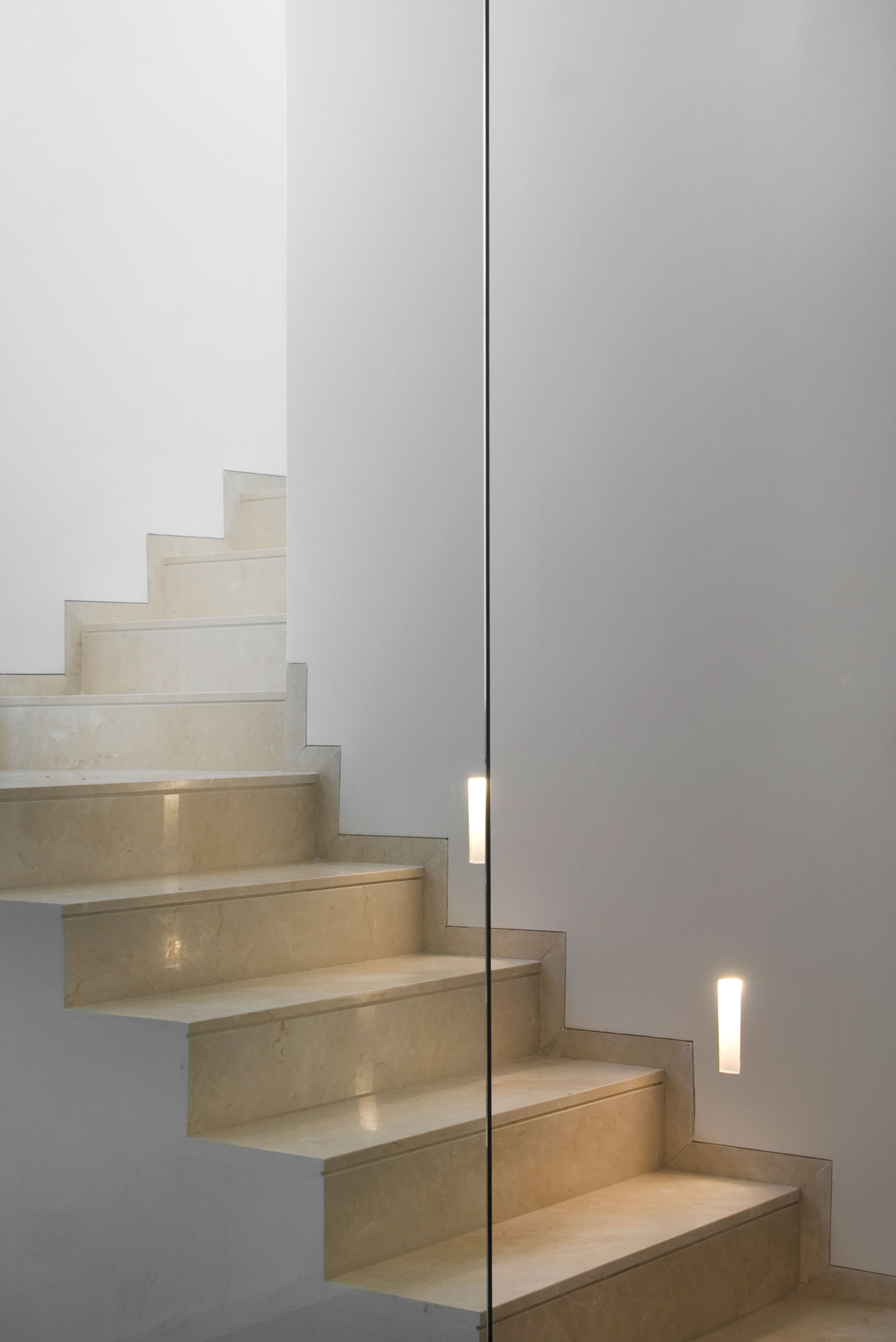 A Bright and Cozy Contemporary Family Home in Ramat HaSharon, Israel by Blumenfeld Moore Architects (7)