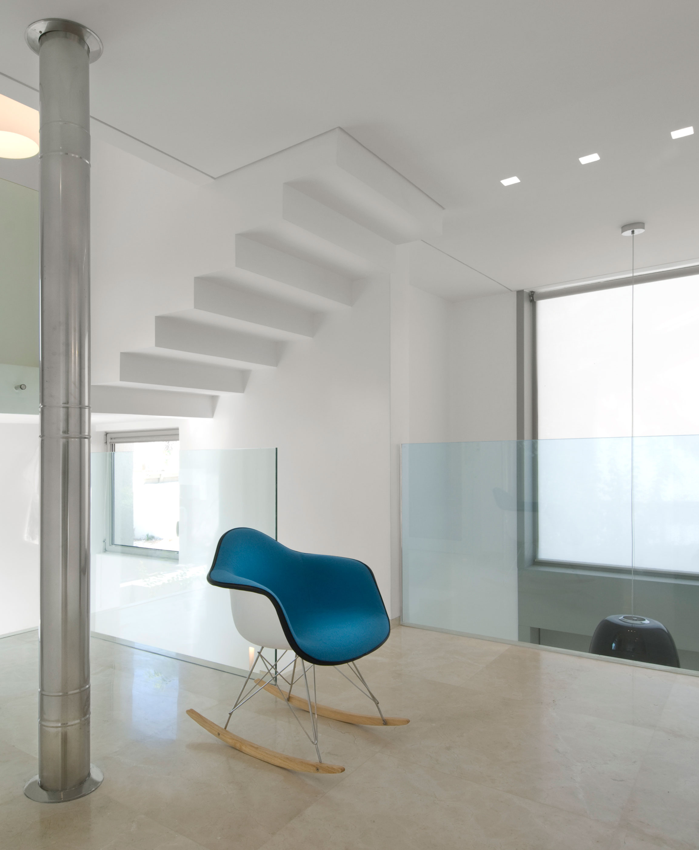 A Bright and Cozy Contemporary Family Home in Ramat HaSharon, Israel by Blumenfeld Moore Architects (8)