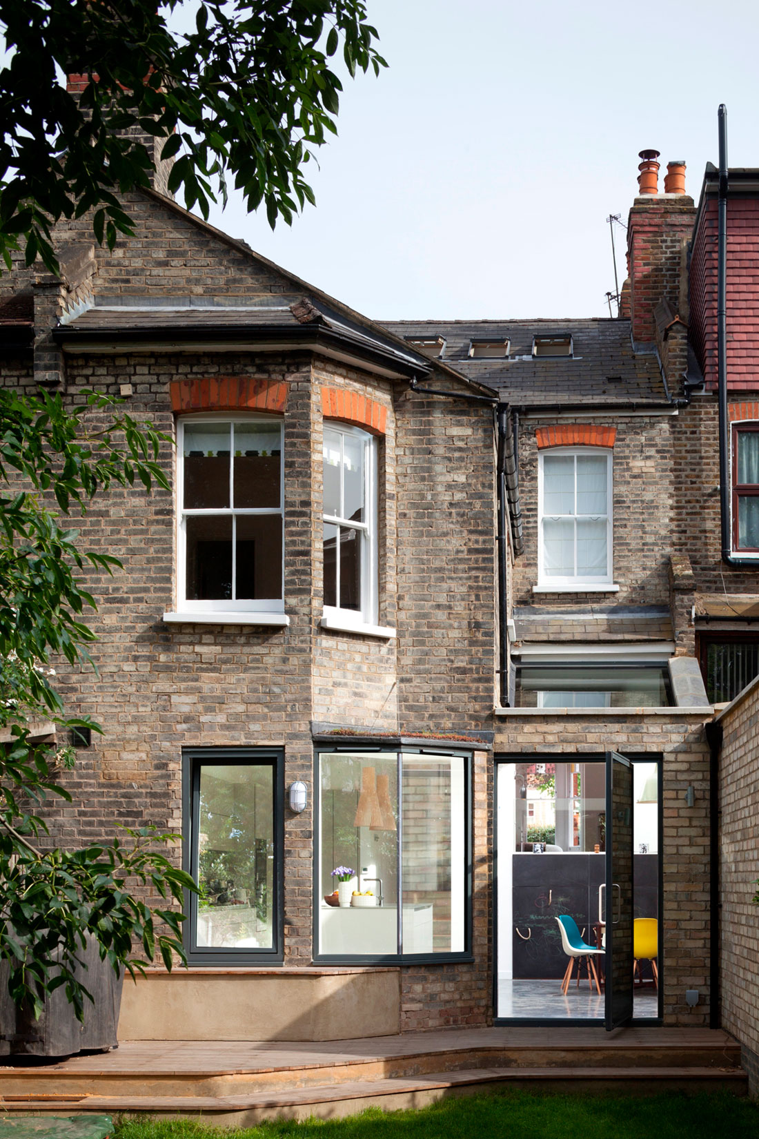 A Bright and Luminous Modern House on Multiple Levels for a Young Family of Three by Scenario Architecture (1)