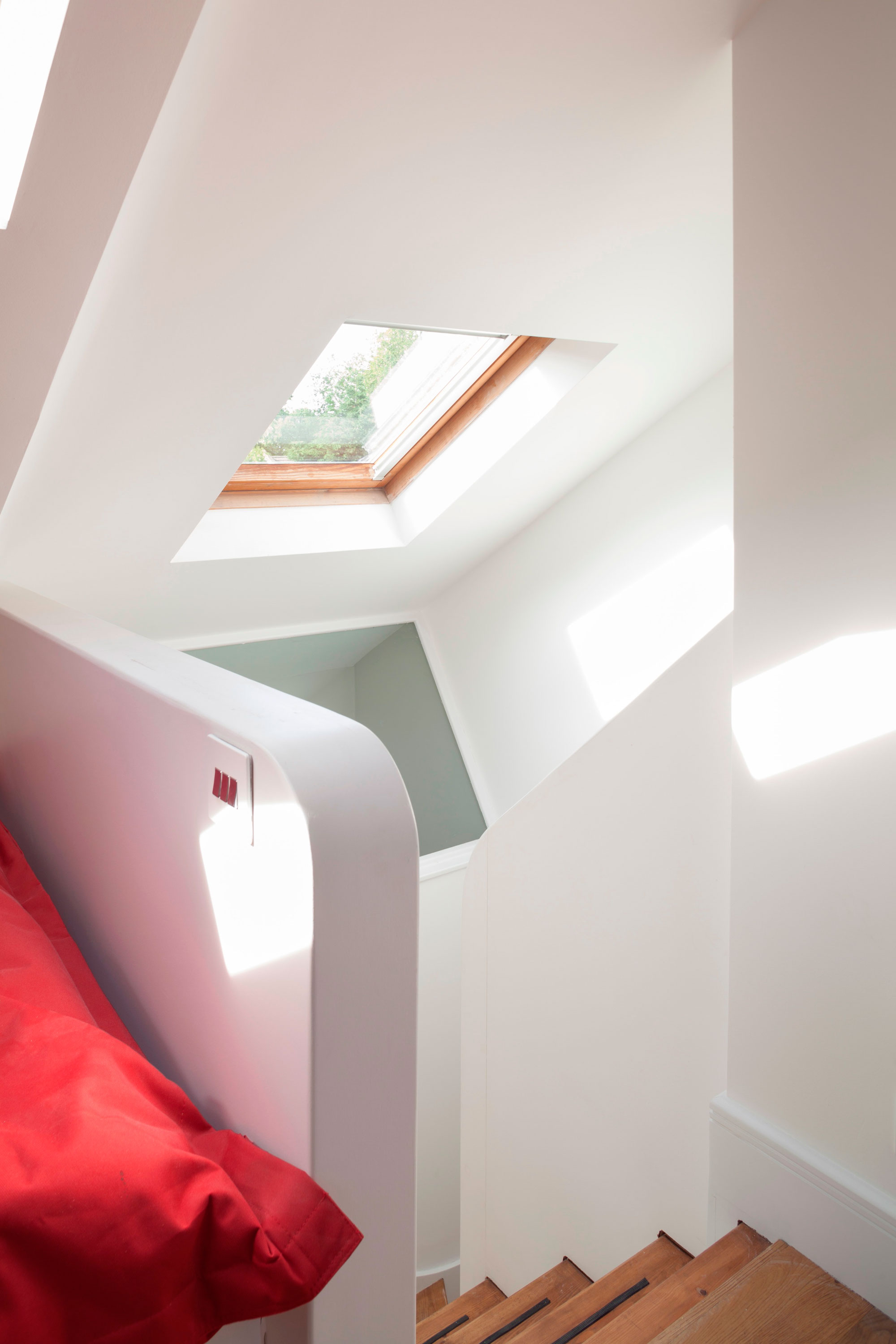A Bright and Luminous Modern House on Multiple Levels for a Young Family of Three by Scenario Architecture (11)