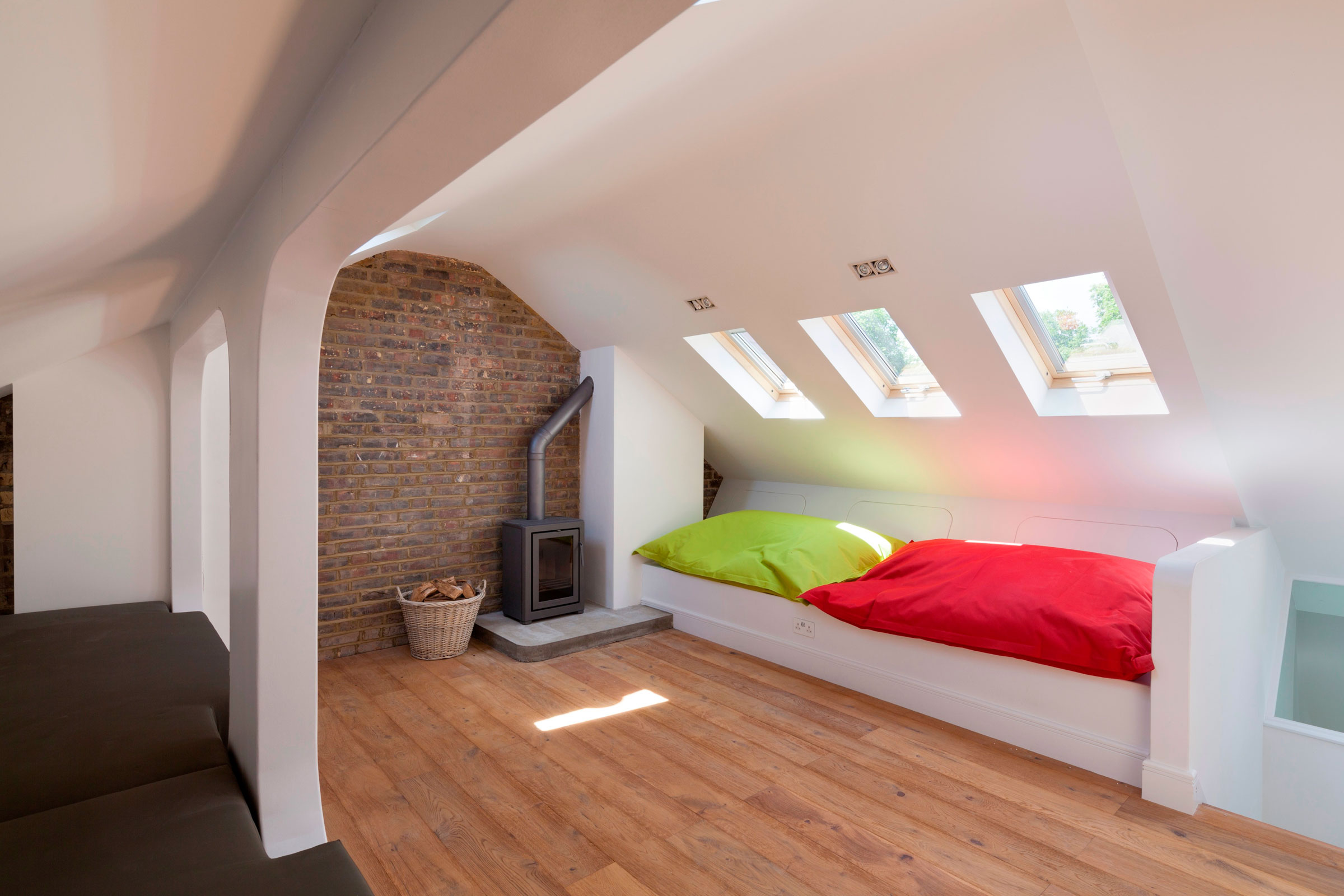 A Bright and Luminous Modern House on Multiple Levels for a Young Family of Three by Scenario Architecture (12)